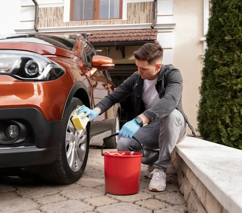 Lavage auto à domicile Idrac-Respaillès : professionnel intervenant sur un véhicule